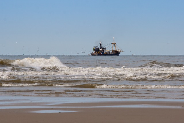 Fischereischiff als Symbol der Wirtschaft an Küsten im Weltenbau.
