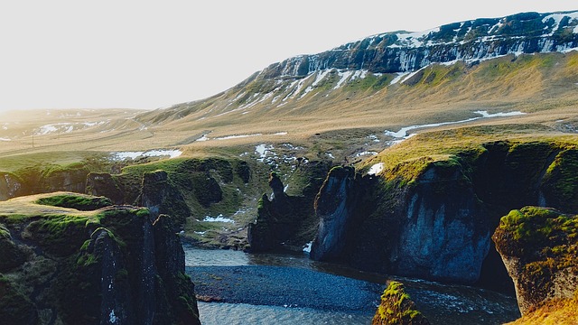 Eine Schlucht vor einem Gebirge in der Tundra als Symbol für die Entwicklung von Tundren in Zukunft im Weltenbau.