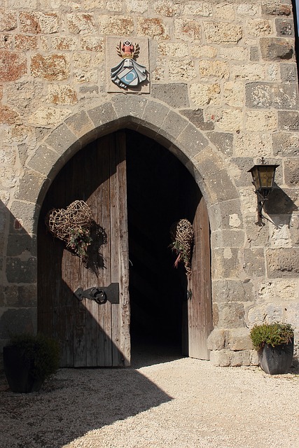 Burgtor als Symbol für Zukunft und Entwicklung von Burgen im Weltenbau.