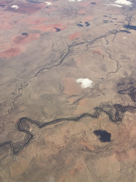Flüsse durch eine Wüste als Symbol der Geografie von Wüsten im Weltenbau.