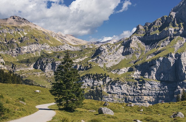 Ein Weg im Gebirge als Symbol für Erkundung im Weltenbau.