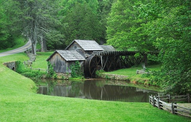 Eine Mühle an einem Fluss als Symbolbild der wirtschaftlichen Bedeutung von Flüssen im Weltenbau.
