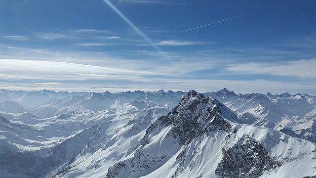 Die Gipfel eines schneebedeckten Gebirges als Symbol der Geografie im Weltenbau.