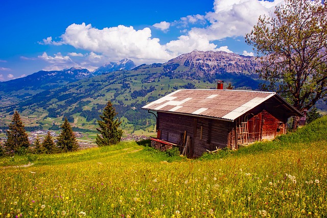Eine Hütte in einem Gebirge als Symbol für Siedlungen im Weltenbau.